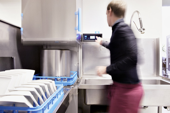 Bild 1 Der Betrieb von Spülmaschinen hat einen großen Einfluss auf den Anteil von abscheidbaren Fetten und Ölen im Abwasser.
