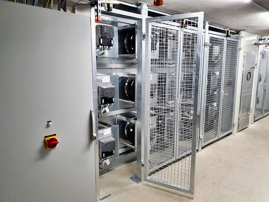 Bild 1 Druckseitige Ansicht einer mit dem ECFanGrid-Retrofit-System von Rosenberg umgebauten Anlage im Klinikum Erlangen (Kopfklinik).