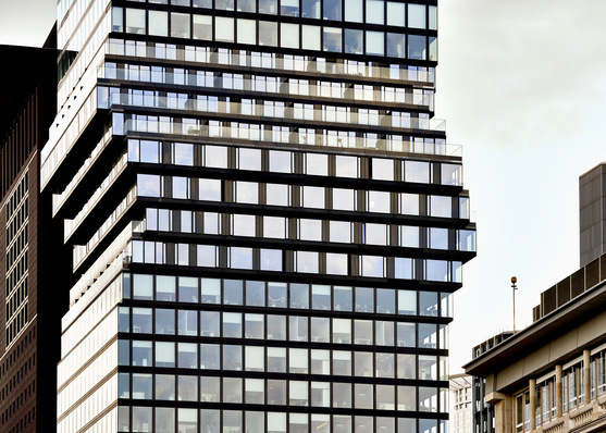 Zwischen der 15. und der 22. Etage bricht der 190 m hohe Omniturm aus seiner vertikalen Ausrichtung aus. „Hüftschwung“ nennen die Architekten diesen Mittelteil.