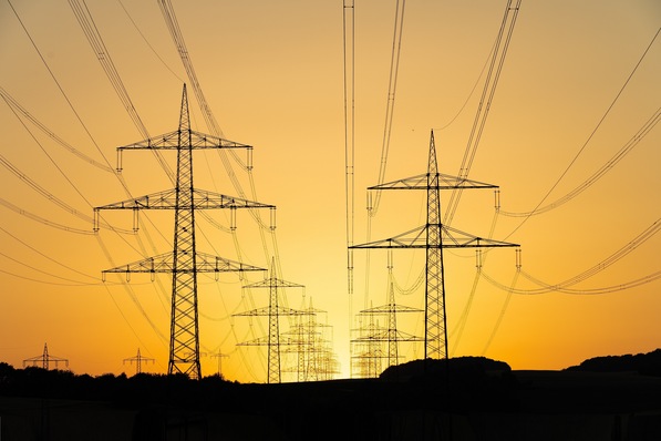 Bild 1 In den Sektoren Gebäude, Verkehr und Industrie wird der Strombedarf in den nächsten Jahren deutlich steigen und der Kernenergie- und der Kohleausstieg müssen kompensiert werden. Damit der Sektor Energiewirtschaft gleichzeitig bis 2030 wie im Bundes-Klimaschutzgesetz vorgegeben massiv Treibhausgasemissionen verringert, muss es einen enormen Zubau an Stromerzeugungskapazitäten auf der Basis erneuerbarer Energien geben.