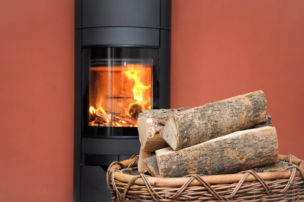 Moderne Feuerstätten haben gegenüber alten Geräten einen höheren Wirkungsgrad und damit einen geringeren Brennstoffverbrauch und geringere Feinstaub-Emissionen.