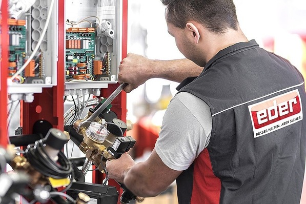 Montage einer Expansionsanlage bei der Anton Eder GmbH.