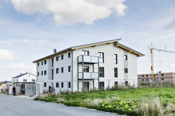 Bild 1 Zeitgemäße Neubauten wie dieses Mehrfamilienhaus in Niederbayern sind hervorragend gedämmt. Zur weiteren Verbesserung der Ökobilanz im Betrieb muss deshalb dem Energiebedarf für die Trinkwassererwärmung mehr Aufmerksamkeit gewidmet werden.