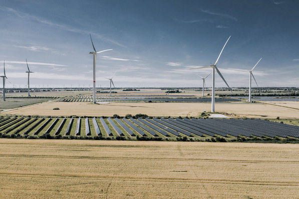 Bild 1 Solarparks und Windkrafträder in Bosbüll. Auch ohne EEG-Förderung bleiben sie wirtschaftlich und umweltfreundlich im Einsatz.