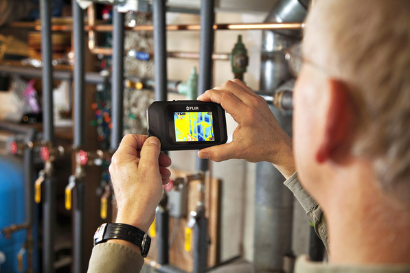 Bild 1 Das Wärmebild stets dabei: IR-Kompaktkameras ermöglichen erste Vorab-Untersuchungen, …