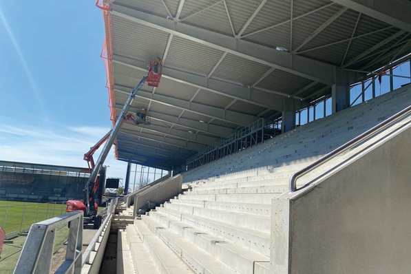 Bild 1 Das Stadion des SV Wehen Wiesbaden hat eine neue Westtribüne und weitere zusätzliche Gebäude, Kioske und Sanitäreinrichtungen mit einer neuen Heizungsanlage bekommen.