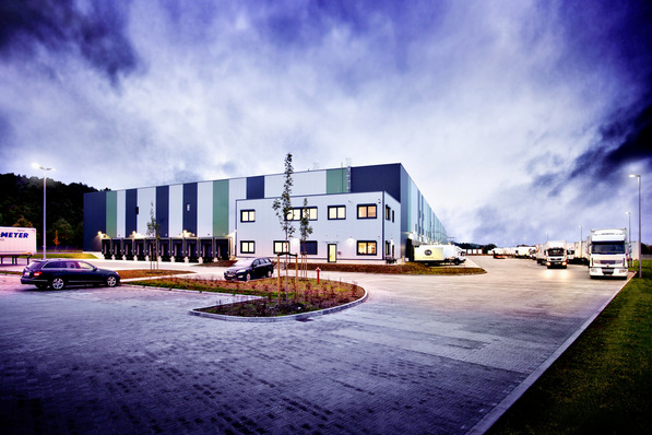 Bild 1 Das Modeunternehmen C&A beliefert seine süddeutschen Filialen über ein energieeffizientes Logistikzentrum im fränkischen Höchstadt.