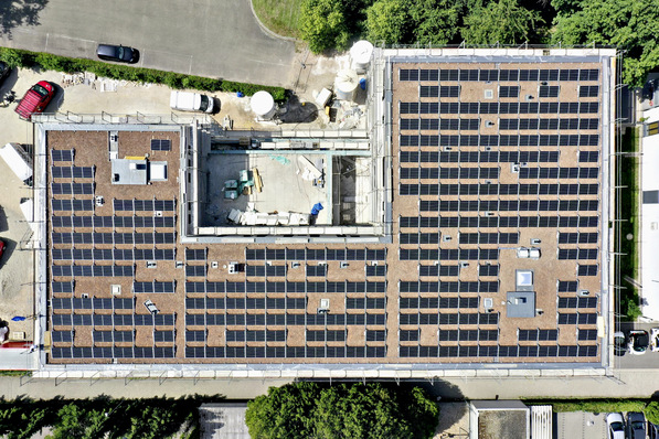 Aus der Vogelperspektive: Die Photovoltaik-Anlage auf dem Flachdach der Orangerie.