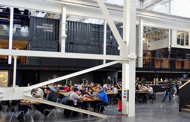 Bild 2 Tristesse pur: Die Werkskantine von gestern.