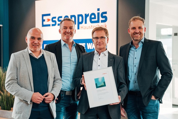 Markus Dönges, Thomas Essenpreis, Gerd Lehner (Leiter der Viessmann Verkaufsniederlassung Karlsruhe) und Rüdiger Essenpreis (von links) bei der Übergabe der Urkunde für das 10.000. Vitovalor Brennstoffzellen-Heizgerät.
