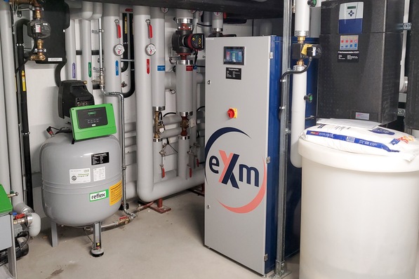 Bild 1 Mit der eXergiemaschine (Mitte) lässt sich Abwärme der Bäckerei, die von deren Kälteanlagen abgegeben wird, zum Heizen und die Trinkwassererwärmung verwenden.