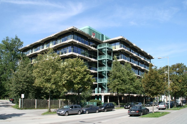 Bild 1 Der Hauptsitz von Obermeyer in München wurde im laufenden Betrieb saniert.