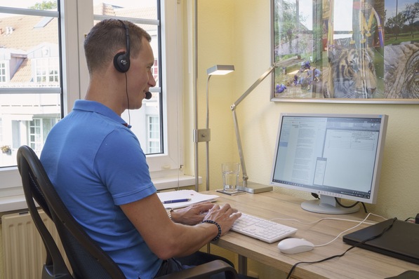 Bild 1 Telearbeit ist in. Allerdings verfügen nicht alle Arbeitnehmer über geeignete technische und räumliche Voraussetzungen.