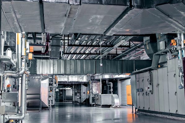 Bild 1 Technikräume gibt es in allen Größenordnungen. Durch die große Dichte an TGA-Anlagen mit warmen Oberflächen, Rohrleitungen, Kanälen, Motoren, elektrischen Leitungen und Schaltschränken kann die Raumtemperatur technisch und hygienisch bedingte Limits überschreiten.