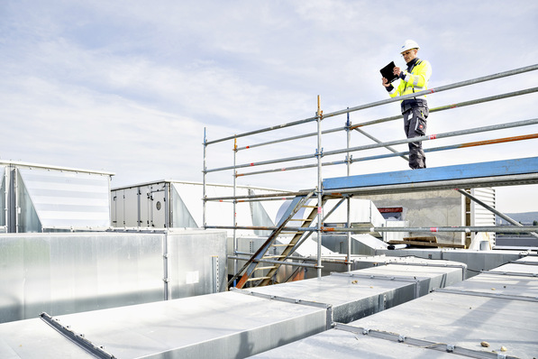 Bild 1 Ein Bauleiter dokumentiert den Baufortschritt, unter anderem mit im Plan verorteten Fotos.