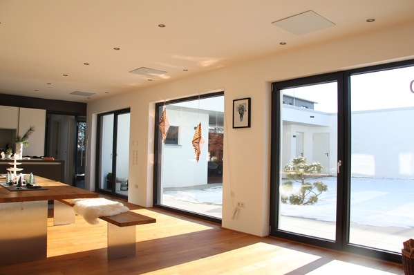 g Dezent installierte Deckenstrahlplatten liefern Strahlungswärme, die im ganzen Raum für Behaglichkeit sorgt.