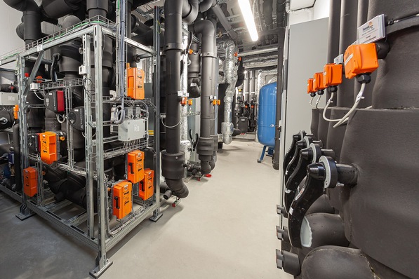 Bild 1 Technikzentrale eines Zulieferers der Nutzfahrzeugindustrie mit vorgefertigten hydraulischen Unterstützungseinheiten.