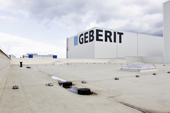 Bild 1 Von der Flachdachkonstruktion eines Logistikzentrums wird das Regenwasser durch ein Unterdruck-Dachentwässerungssystem abgeleitet.