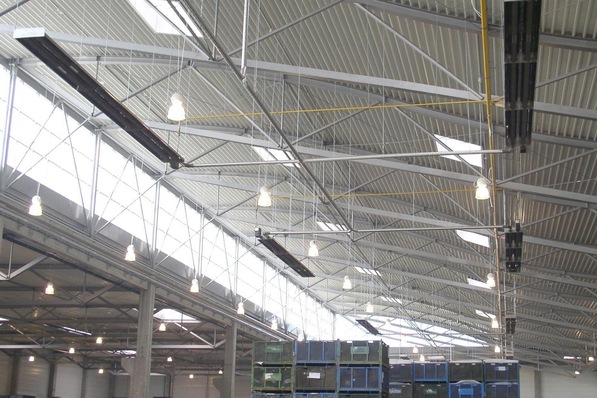 Bild 1 Lineare Einzelstrahler beheizen eine Containerhalle von Volkswagen.