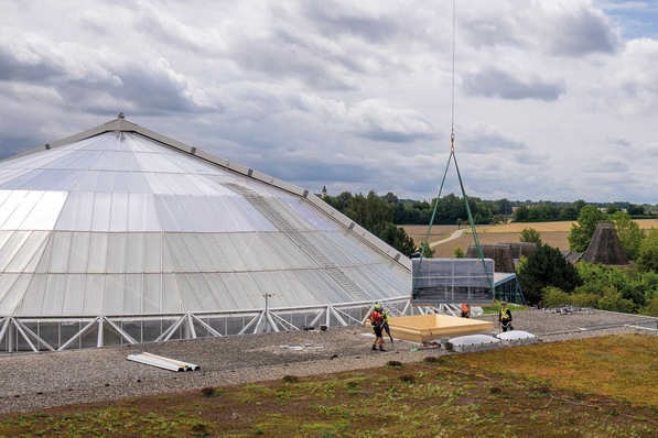 Durch einen eigens angefertigten Schutztrichter werden die Geräte über das Kuppeldach eingebracht.
