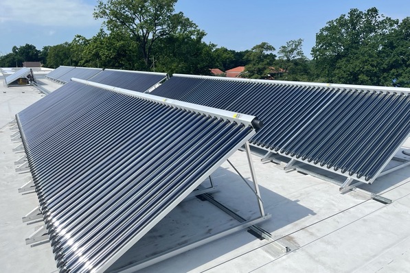 Bild 1 227 m 2  CPC-Röhrenkollektoren mit einer Wärmeleistung von bis zu 150 kW auf dem Dach des Fitnessparks Delmenhorst.