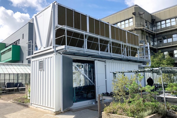 Bild 1 Für die Nachrüstung der Kühlung eines Bestandsgebäudes wurde eine Absorptionskältemaschine in einem Überseecontainer  installiert.
