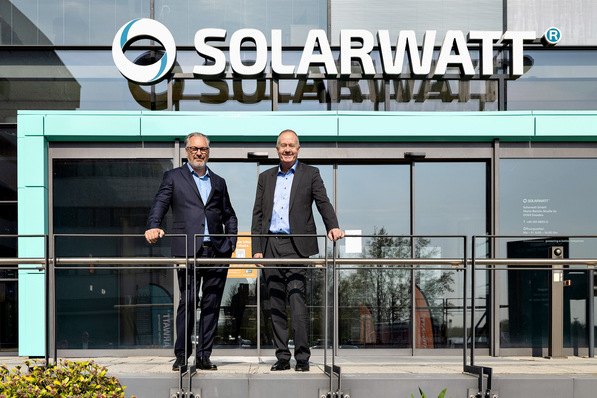 Bild 1 Solarwatt-Geschäftsführer Detlef Neuhaus (links) und Nicholas Matten, Geschäftsführer von Stiebel Eltron.