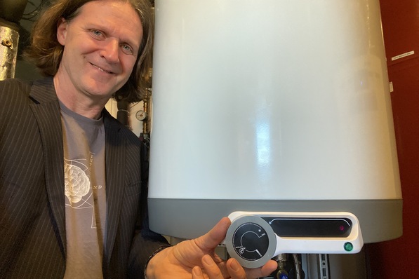Timo Leukefeld mit dem Autarkie-Boiler.