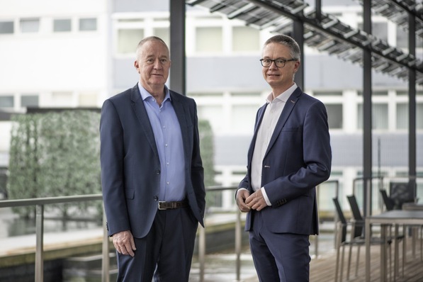 Nicholas Matten, Kai Schiefelbein: „Die Heizungsbranche wird dank der Wärmepumpe zur Klimaretterbranche – was für das Fachhandwerk riesige Chancen bietet. Als Wärmepumpenmonteur ist man CO 2 -Einsparer, Klimaschützer und Unabhängigkeitsmacher.“