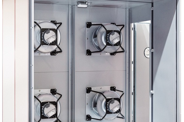Bild 1 Der platzsparende Einbau einer Fan-Wall mit mehreren parallel angeordneten EC-Ventilatoren spart Energie, sorgt für einen leisen Betrieb und erhöht die Betriebssicherheit.
