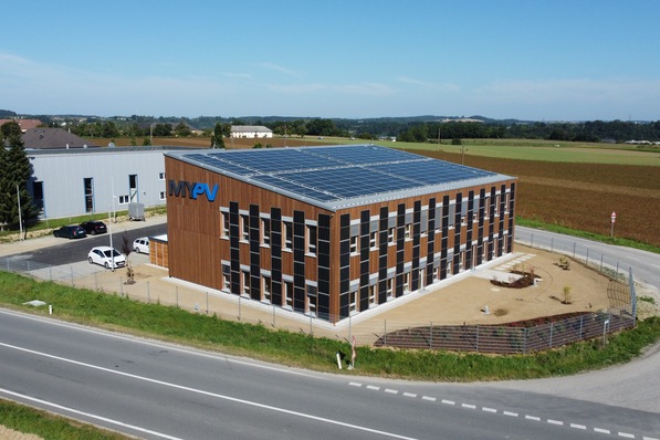 Bild 1 Das solarelektrische my-PV Firmengebäude im oberösterreichischen Neuzeug.