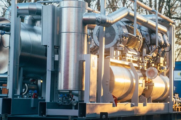 Bild 1 Im Juni 2022 ging in Rosenheim die erste von drei iKWK-Anlagen offiziell in Betrieb. Eine wichtige Komponente dabei sind drei Groß-Wärmepumpen mit je 1,5 MW Heizleistung.