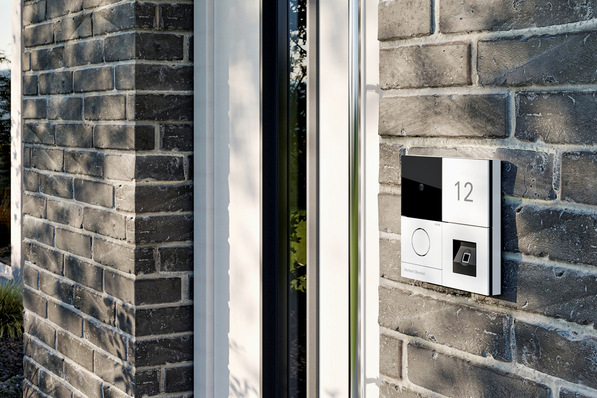Gira: System 106 mit Keyless In Fingerprint.