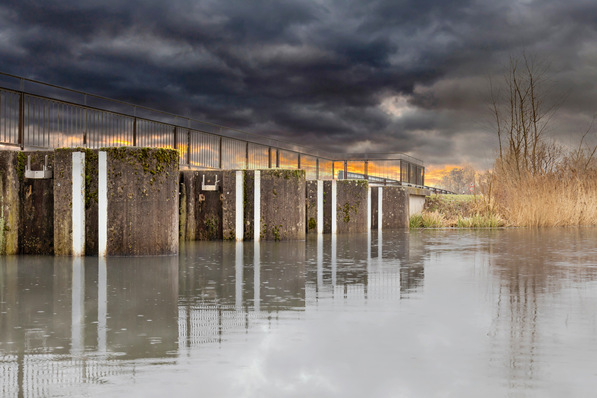 Bild 1 Fällt nach einer Dürreperiode der ersehnte Regen heftig, kann der durchgetrocknete Boden die Wassermenge kaum aufnehmen. Regenspeicher mit zeitversetztem Überlauf und andere Retentionsmaßnahmen sind dann hilfreich.