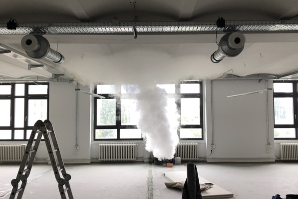 Bild 1 Versuchsaufbau zur Nachauskühlung mit Rohrventilatoren zur Optimierung der Durchströmung.