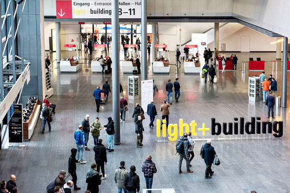 2018 verzeichnete die Light + Building mit über 220 000 Fachbesucher und mehr als 2700 Ausstellern Rekordzahlen. Nach der Corona-Pause findet der Neustart vom 2. bis 6. Oktober 2022 mit der Light + Building Autumn Edition in etwas kleinerem Rahmen statt.