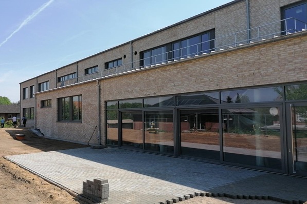 Bild 1 Der Neubau der Grundschule Nordhastedt wird ganzjährig über eine Sole/Wasser-Wärmepumpe temperiert.