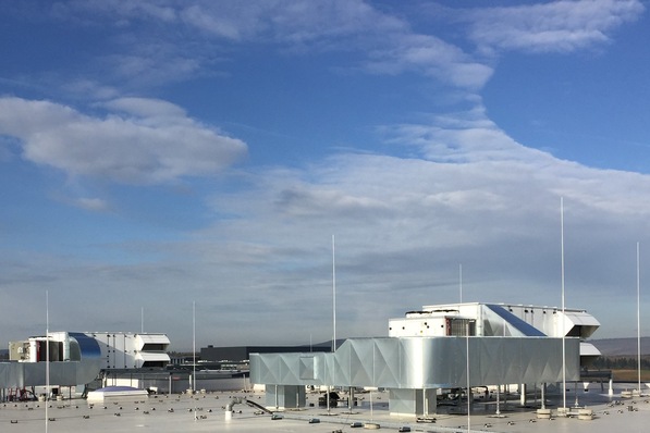 Bild 1 Referenzprojekt von Lennox Deutschland mit 15 verbauten Rooftop-Einheiten.