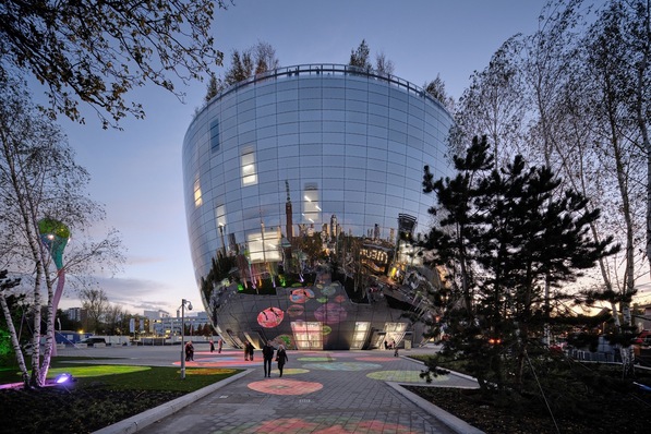 Bild 1  Die ungewöhnliche Form und die Spiegelfassade machen das Kunstdepot des Museums Boijmans Van Beuningen zu einem architektonischen Highlight.