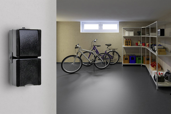 Kopp: proAQA in Schwarz.