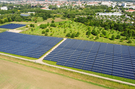 Durch die Anlage mit einem Kollektorfeld von rund 18 700 m2 Kollektorfläche können nun jährlich ca. 8000 MWh in das Fernwärmenetz der Stadt Greifswald eingespeist werden.