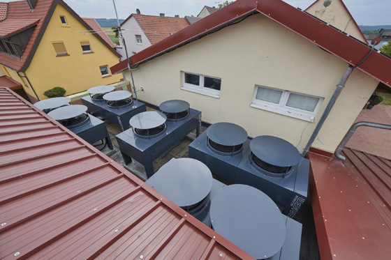 Fünf Verdampfereinheiten mit je zwei Tischventilatoren liefern die Wärme für die Luft/Wasser-Wärmepumpen.