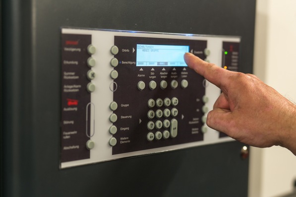 Bild 1 Die neue Fassung der VDE 0833-2 enthält u. a. Klarstellungen zur Alarmierungsfunktion von Brandmeldeanlagen.