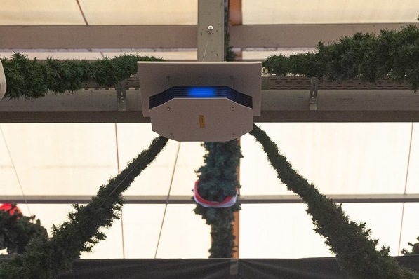 Unauffällig unter der Decke im Festzelt Schottenhamel während der Wiesn 2022 angebrachtes UV-C-Gerät.