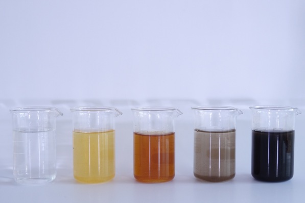 Bild 1 VDI 2035 Blatt 1 führt das farbliche Aussehen des Heizwassers als neuen Bewertungsparameter ein (v. l.): farblos, orange, braun, grau, schwarz.