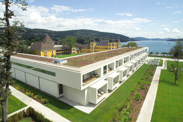 Bild 1 Begrüntes Flachdach auf dem modernen Anbau des Schlosshotels Velden am Wörthersee.