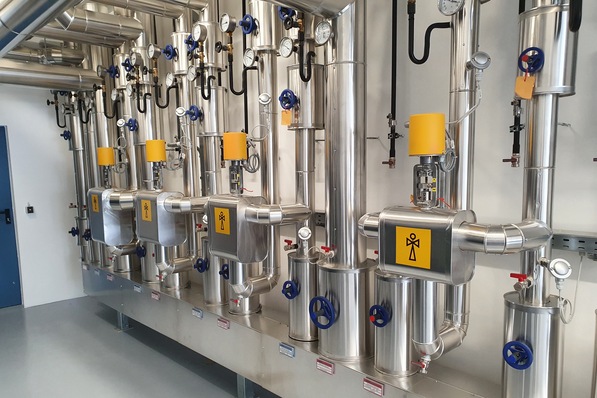 Bild 1 Heizungs- und Kälteverteiler Hydropilot mit Strahlpumpen-Aufbaugruppen.