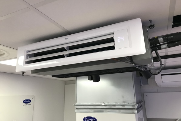 Carrier: Kanalgerät mit optionalem Ausblaspaneel.