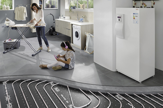 Roth bietet eine breite Vielfalt an Lösungen für die nachhaltige Gebäudetechnik. Darunter hocheffiziente Gesamtsysteme aus Wärmepumpen, Wärmespeichern und energiesparenden Flächen-Heiz- und Kühlsystemen. Das Nachrichtenmagazin Focus zeichnete Roth für Top-Klima-Engagement aus.