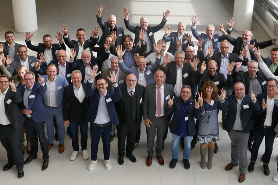 Aufbruchstimmung auf der ersten Mitgliederversammlung des KNX Deutschland e.V. Von 14 Mitgliedern gegründet, wuchs der Verein in nur vier Monaten auf 50 Mitglieder.
